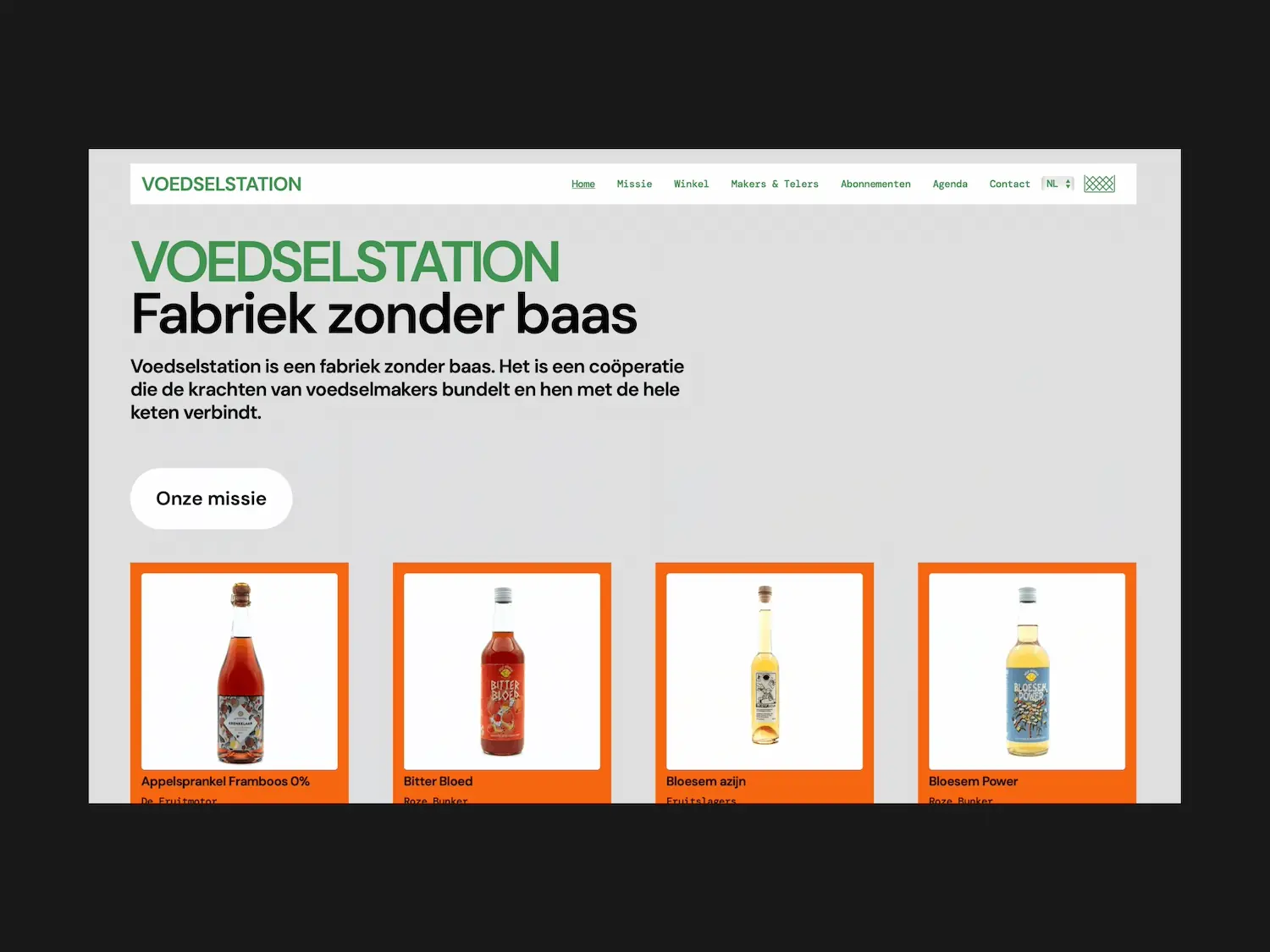 Voedselstation homepage with hero text and product bottles in orange frames